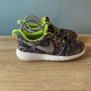 Nike Women's Roshe Run Leopard Camo Print Sneaker Running Shoes Gray Green Size